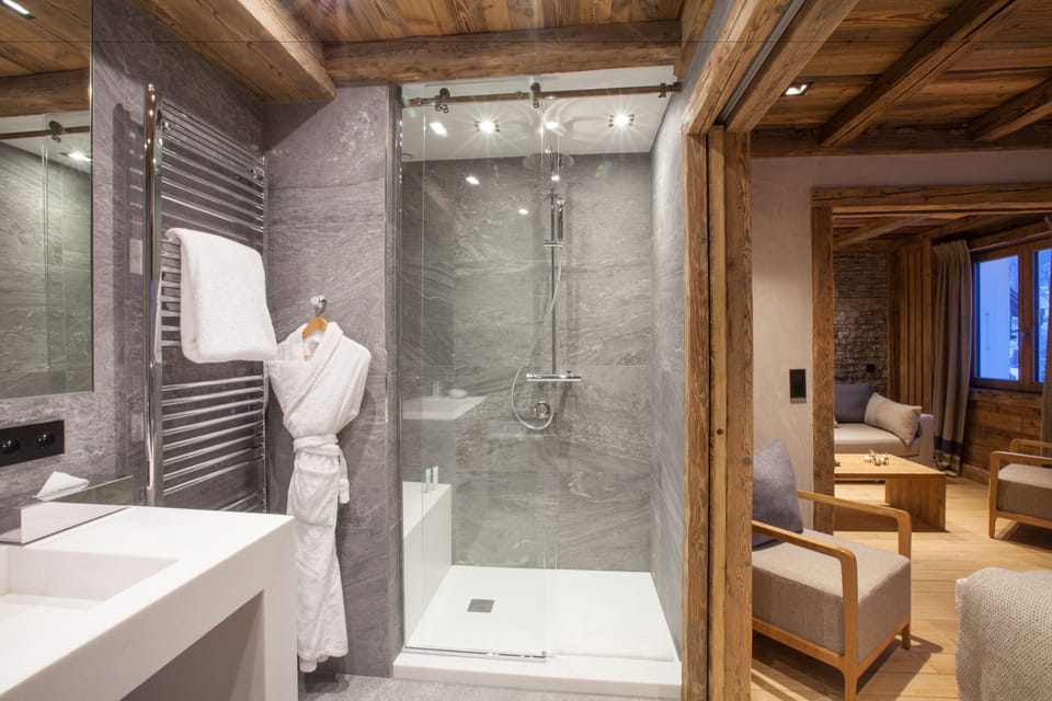 Suite | Bathroom | Free toiletries, hair dryer, bathrobes, slippers