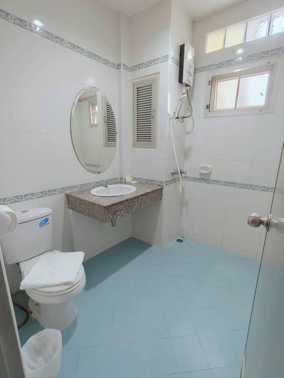 Hydromassage showerhead, free toiletries, hair dryer, towels