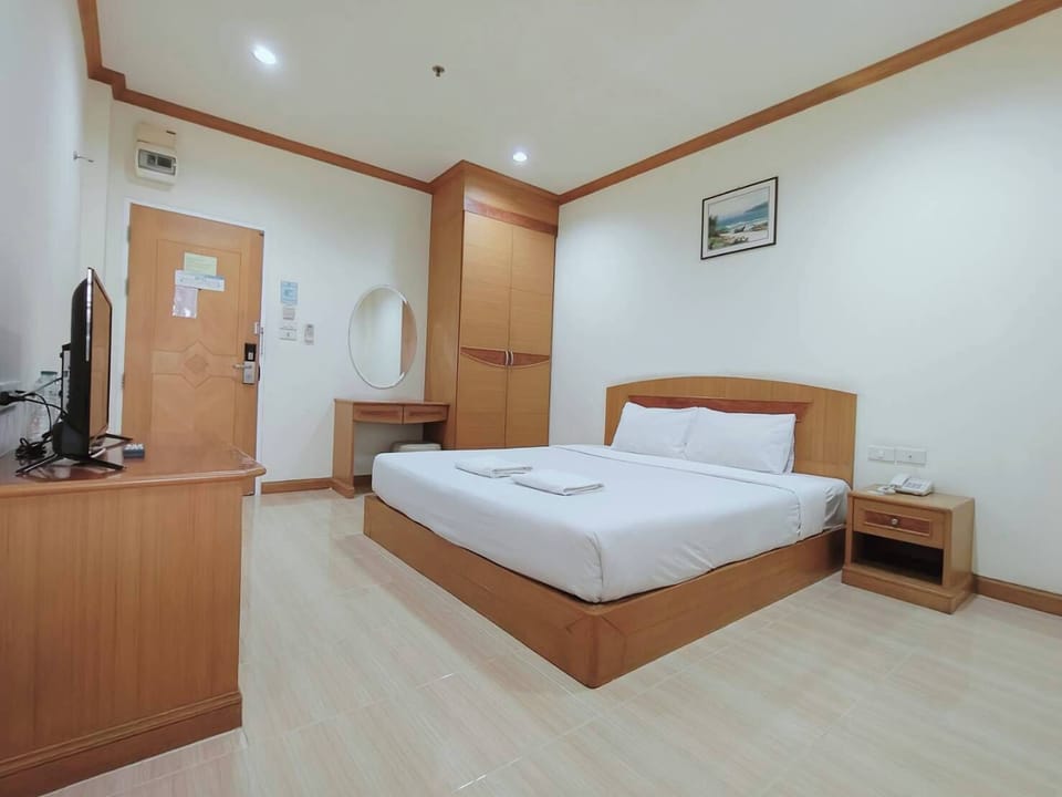 Standard Double Room, 1 Double Bed, Non Smoking | Bathroom | Separate tub and shower, free toiletries, towels, soap