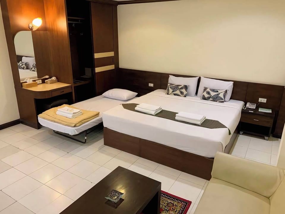 Family Quadruple Room | Premium bedding, desk, laptop workspace, blackout drapes