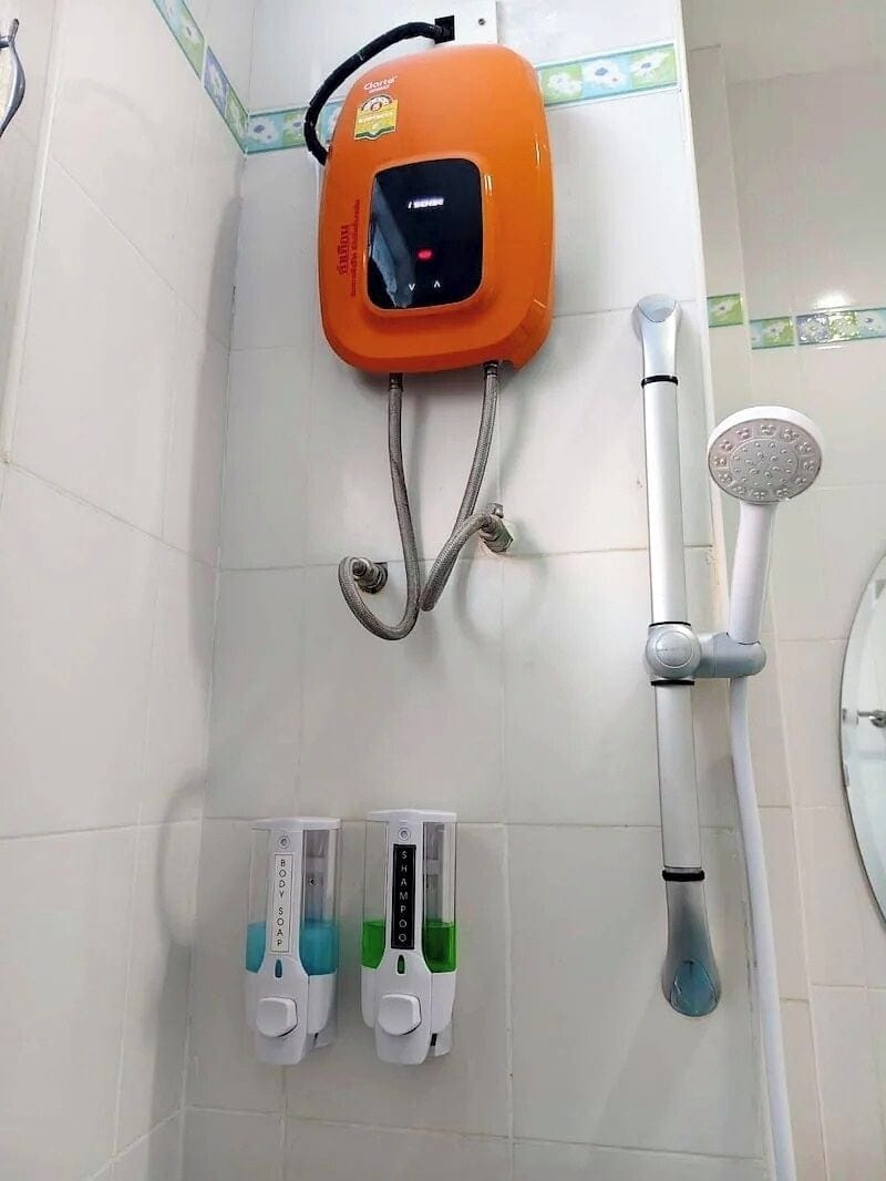 Hydromassage showerhead, free toiletries, hair dryer, towels