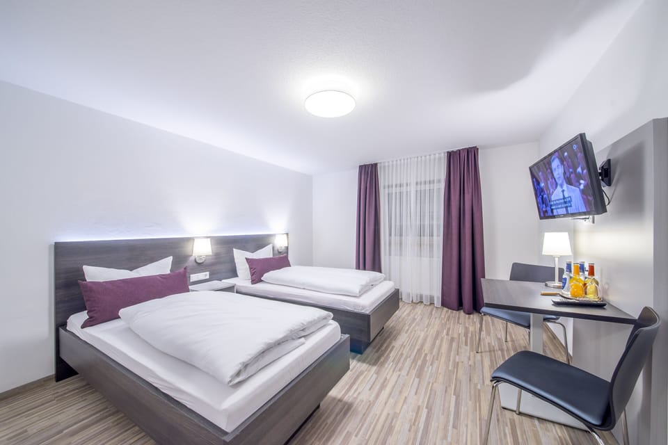 Standard Twin Room | Desk, laptop workspace, blackout drapes, soundproofing