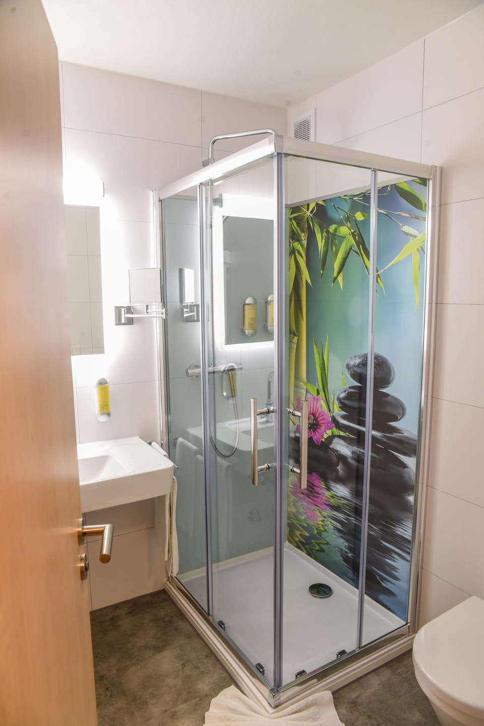 Standard Twin Room | Bathroom | Shower, hair dryer, towels, soap