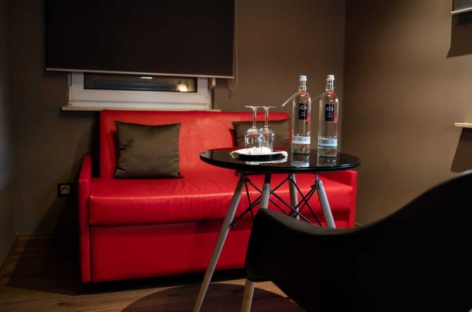 Deluxe Double Room | Living area | 40-inch flat-screen TV with satellite channels, TV