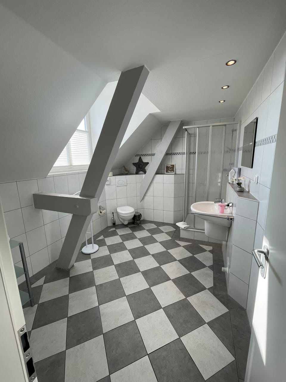 Double Room, 1 Double Bed, Non Smoking | Bathroom | Shower, free toiletries, towels
