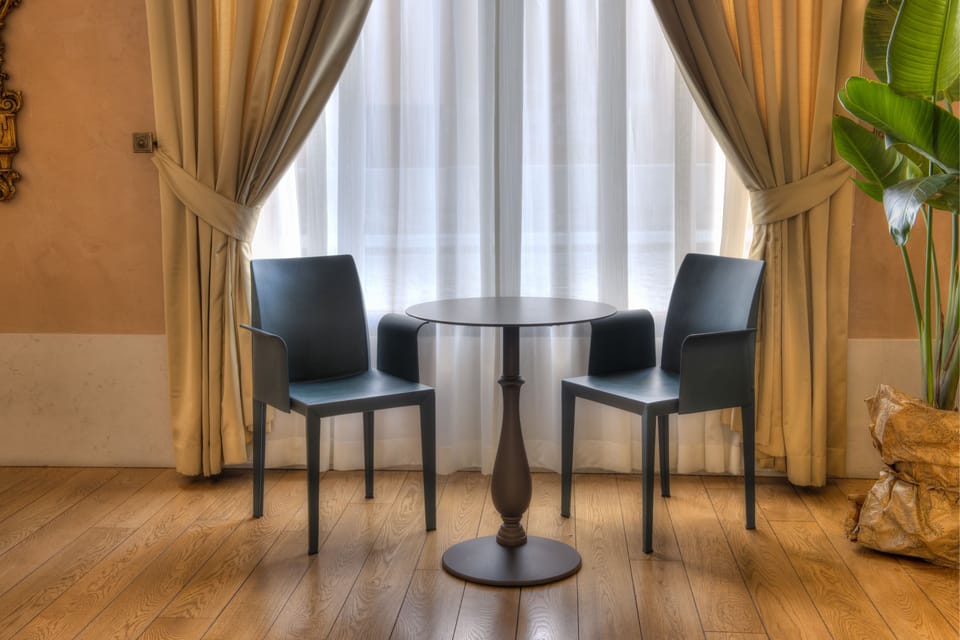 Serves breakfast and lunch