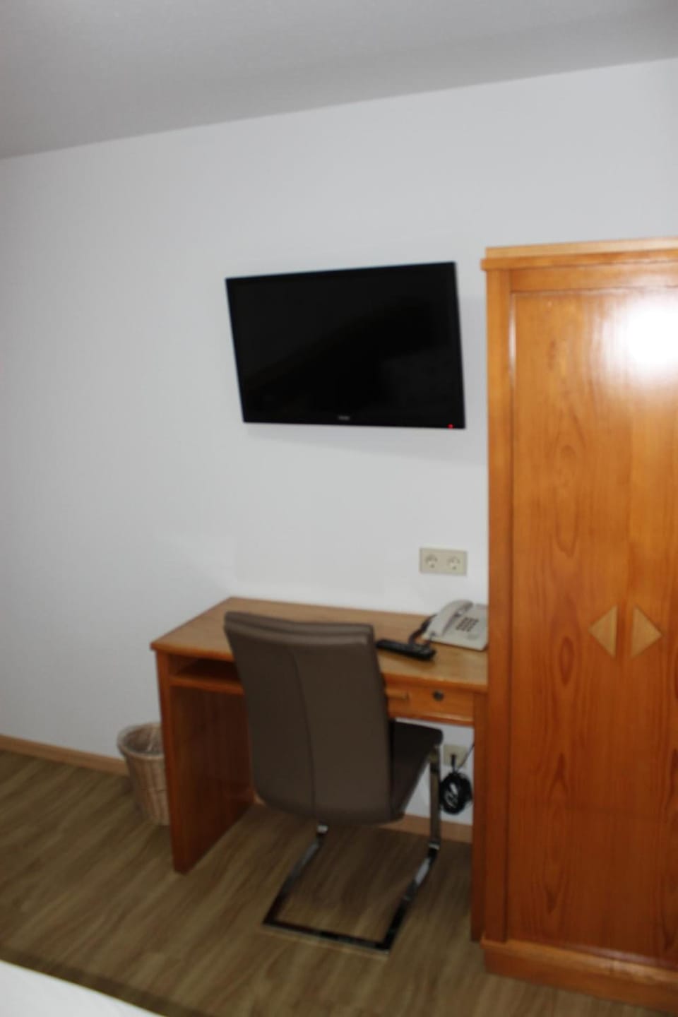 Desk, cribs (surcharge), rollaway beds (surcharge), WiFi (free)