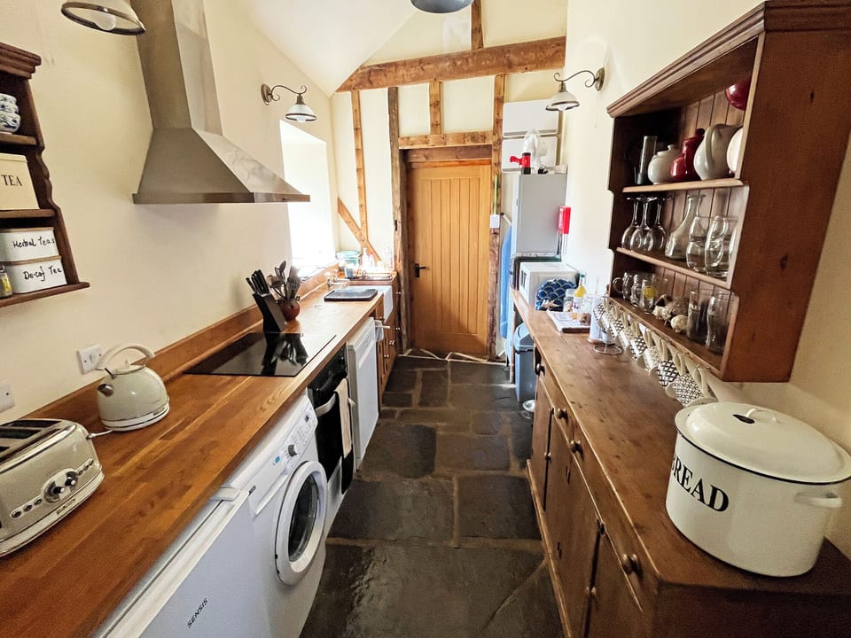 Cottage | Private kitchen | Fridge, microwave, oven, stovetop