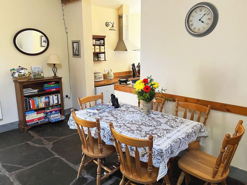 Cottage | Living room | LCD TV, fireplace, DVD player