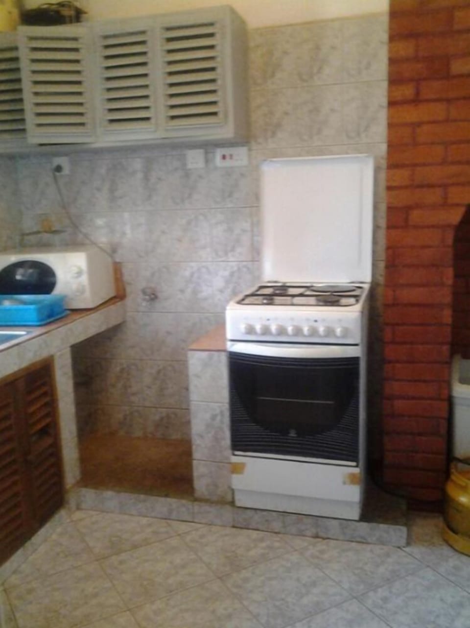 Cottage, 2 Double Beds, Non Smoking | Private kitchen | Microwave, oven, stovetop, cookware/dishes/utensils