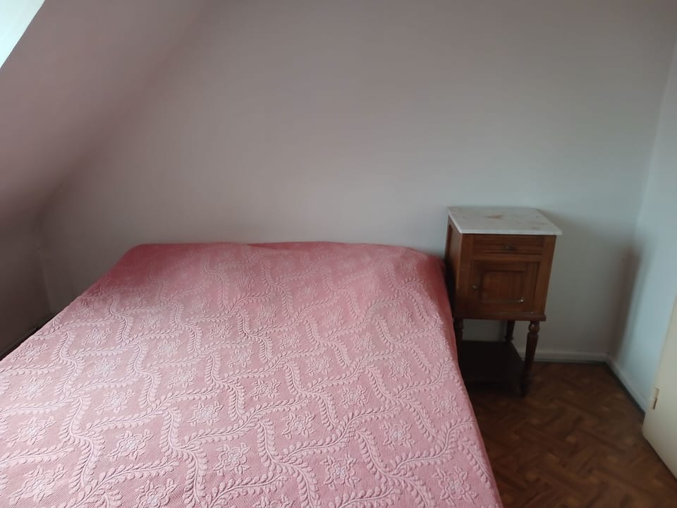 WiFi (free), bed sheets