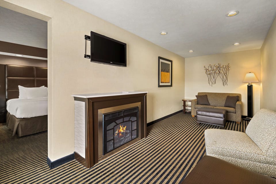 Suite, Multiple Beds (2 Kings) | Premium bedding, down comforters, pillowtop beds, desk