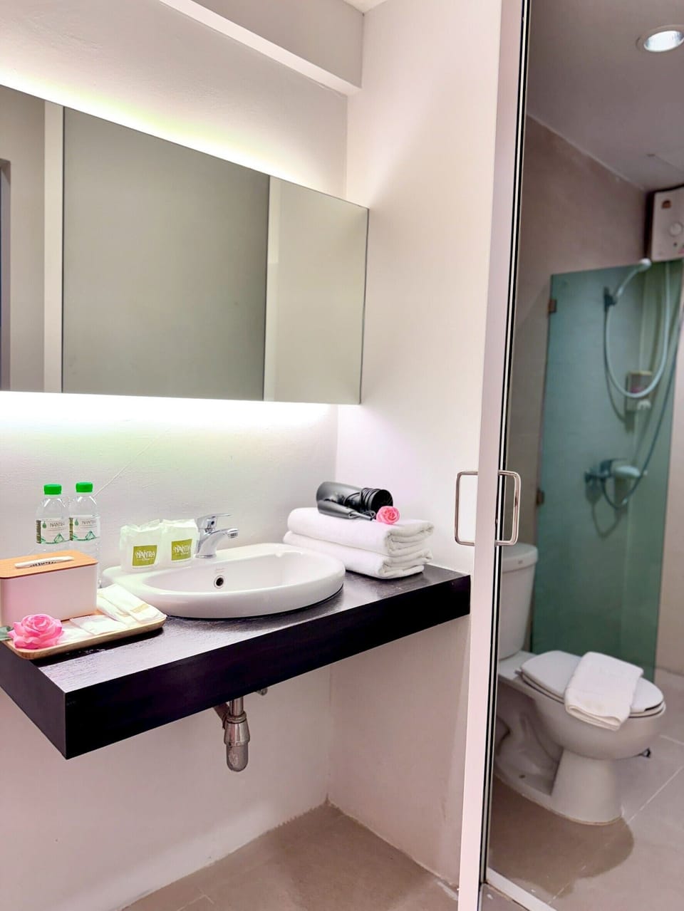 Deluxe Room | Bathroom | Shower, free toiletries, hair dryer, towels