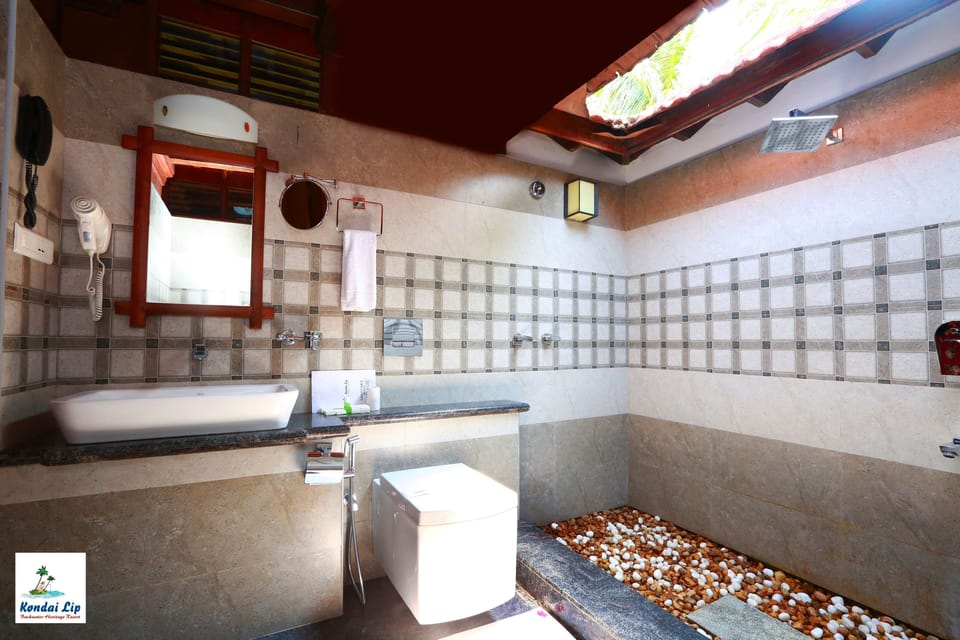 Superior Room | Bathroom | Free toiletries, hair dryer, towels