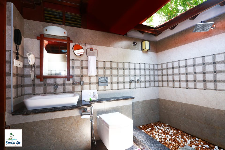 Room | Bathroom | Free toiletries, hair dryer, towels