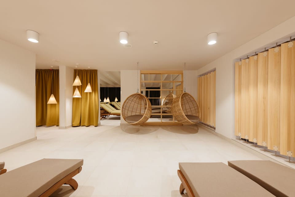 Sauna, body treatments, aromatherapy, hot stone massages, body wraps