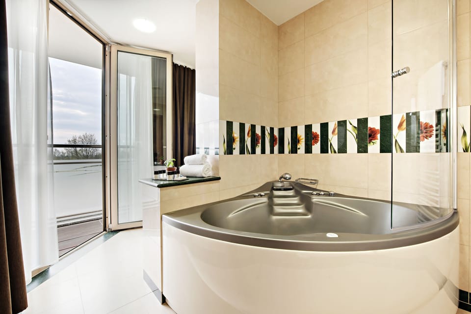 Deep soaking bathtub