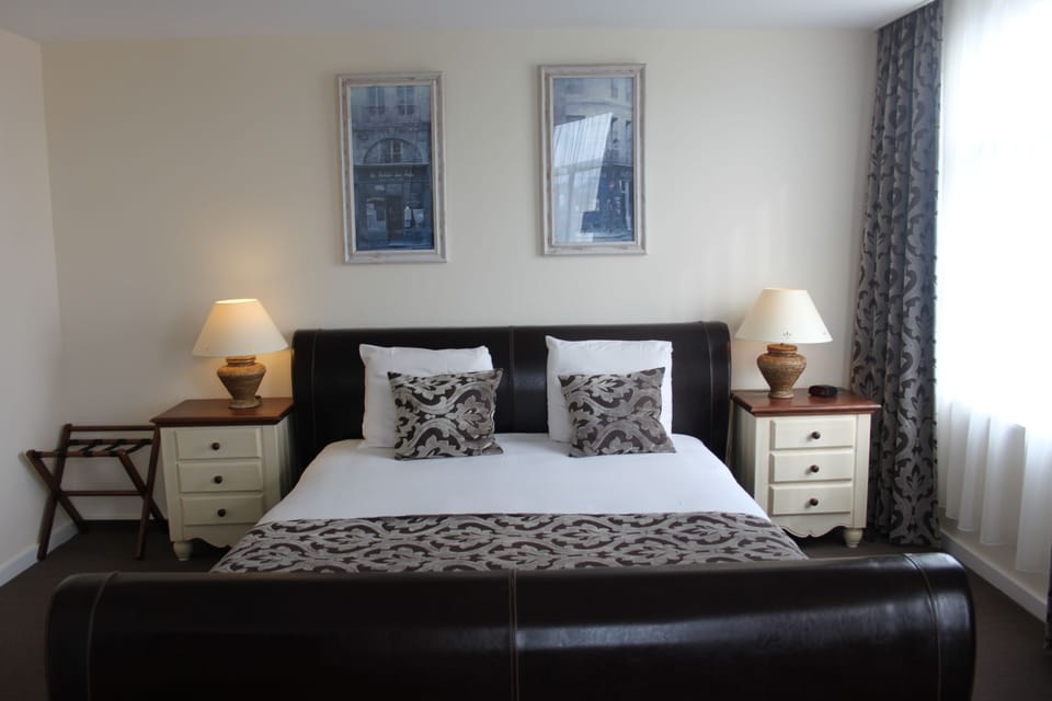 Executive Double Room, Bathtub | In-room safe, desk, blackout drapes, iron/ironing board