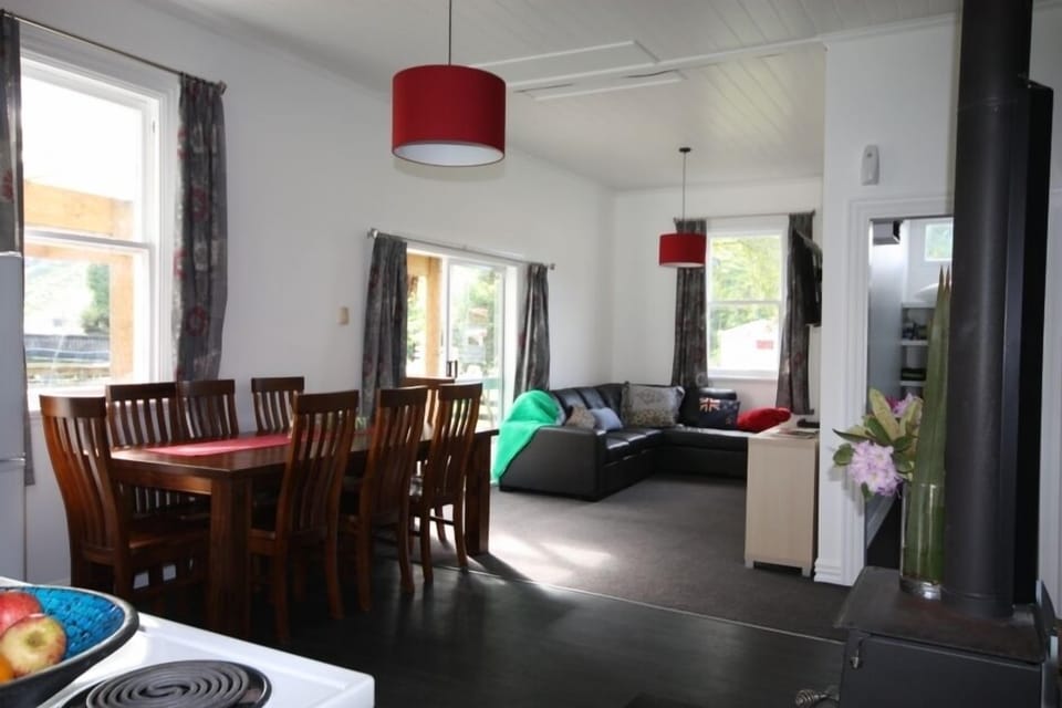Lounge/Dining