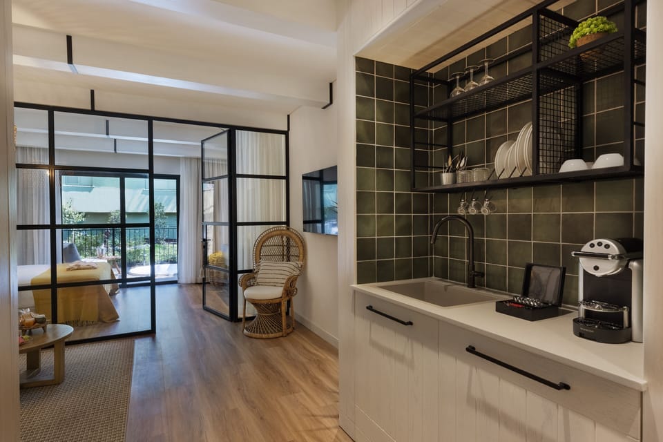 Royal Suite | Private kitchenette | Fridge, electric kettle, cookware/dishes/utensils