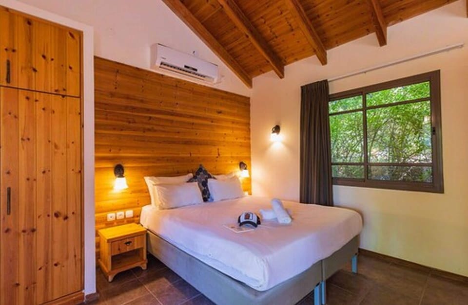 Basic Cabin, 1 Bedroom, Garden View, Garden Area | Desk, bed sheets