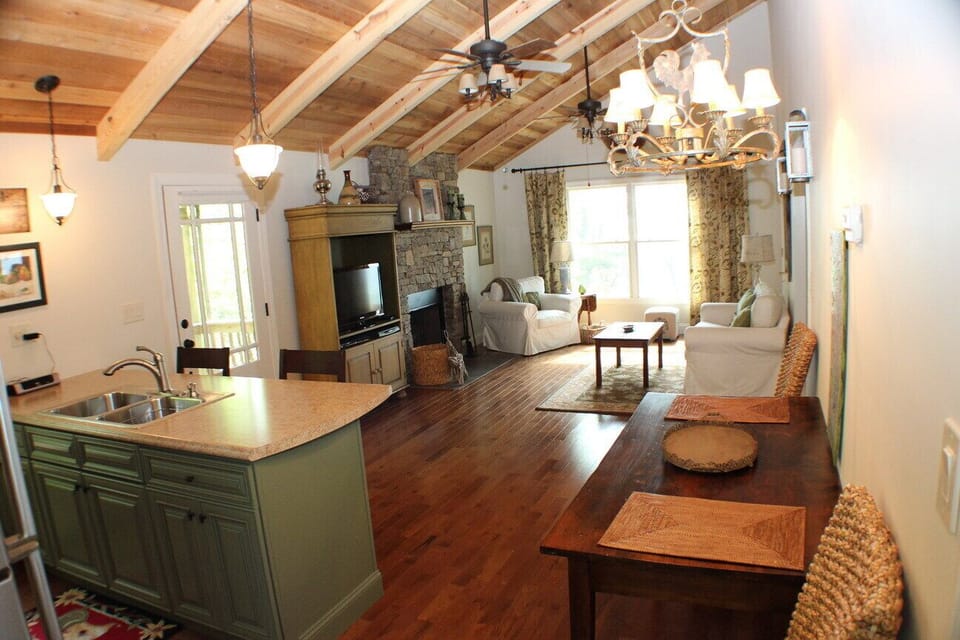 Stoneridge Cottage II Great Room from other direction