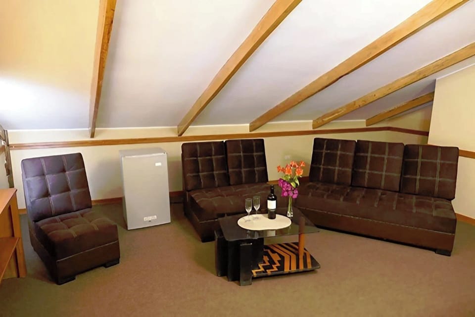 Exclusive Suite, Jetted Tub, Mountain View | Premium bedding, down comforters, Tempur-Pedic beds, desk