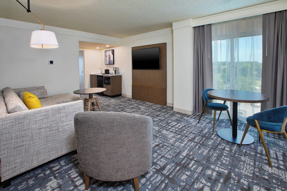 Pillowtop beds, in-room safe, desk, laptop workspace