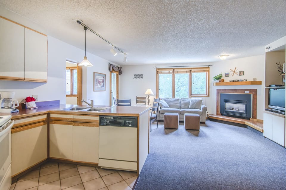 Kitchen - Equipped with full size appliances.