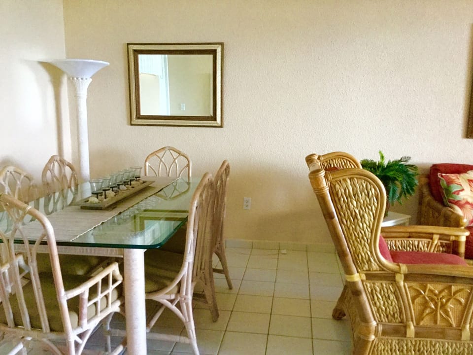 Dining set for 6 but there are also 2 tables so you can dine on the patio 