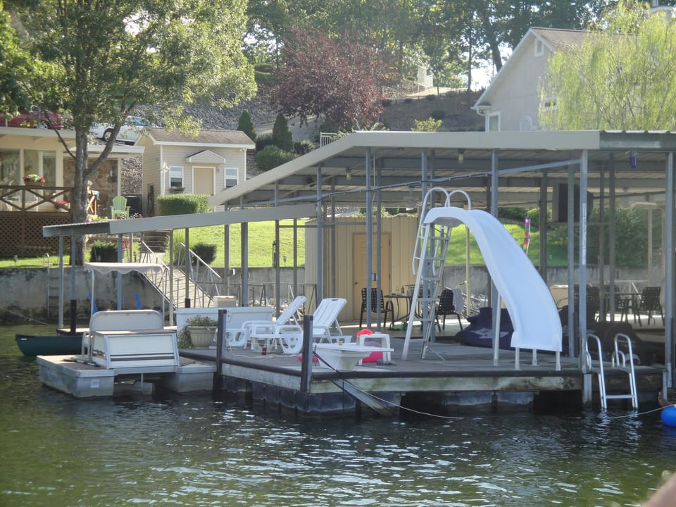 Plenty dock chairs/chaise lounge for sunbathing