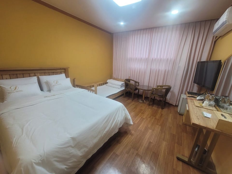 Double Room | Free WiFi, bed sheets