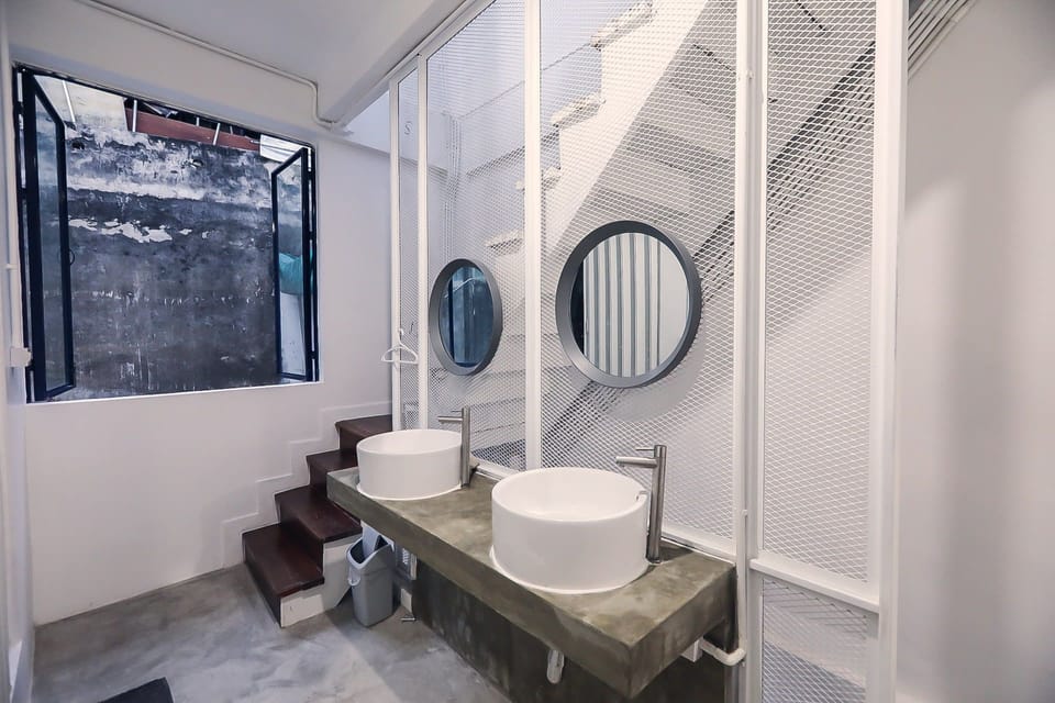 Shower, rainfall showerhead, free toiletries, hair dryer
