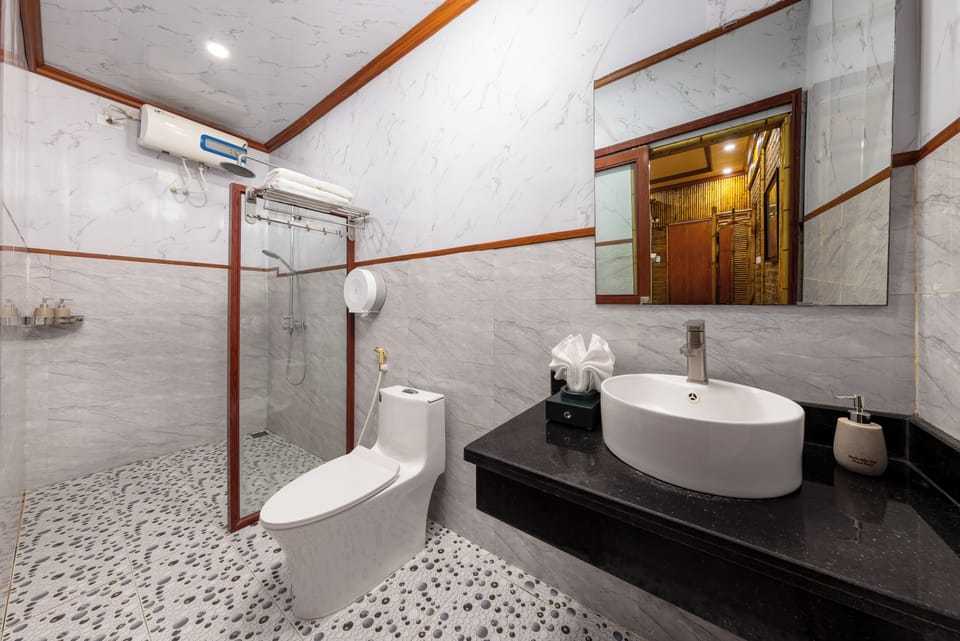 Deluxe Double Room | Bathroom | Shower, rainfall showerhead, free toiletries, hair dryer