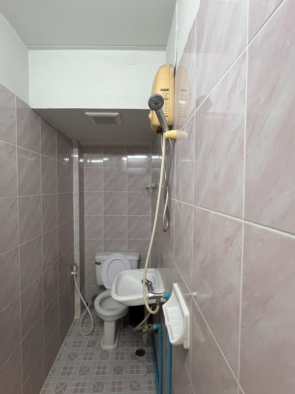 Air Double Room with Private Bathroom | Bathroom | Shower, free toiletries, towels