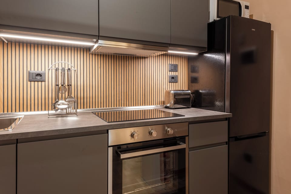 Comfort Apartment, 2 Bedrooms, Non Smoking | Private kitchen | Full-size fridge, microwave, oven, stovetop