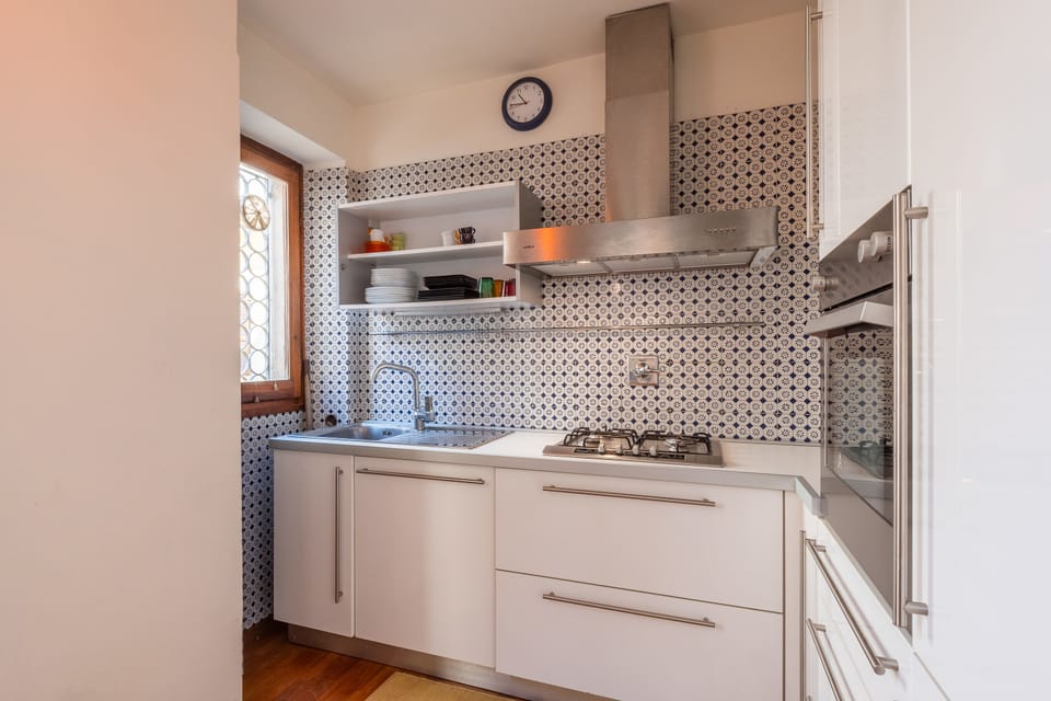 Comfort Apartment, Multiple Beds, Non Smoking | Private kitchen | Fridge, microwave, oven, stovetop