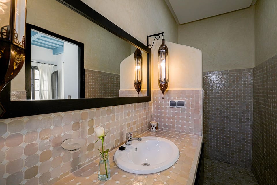 Superior Double Room, 1 Queen Bed (Setta) | Bathroom | Shower, free toiletries, hair dryer, towels