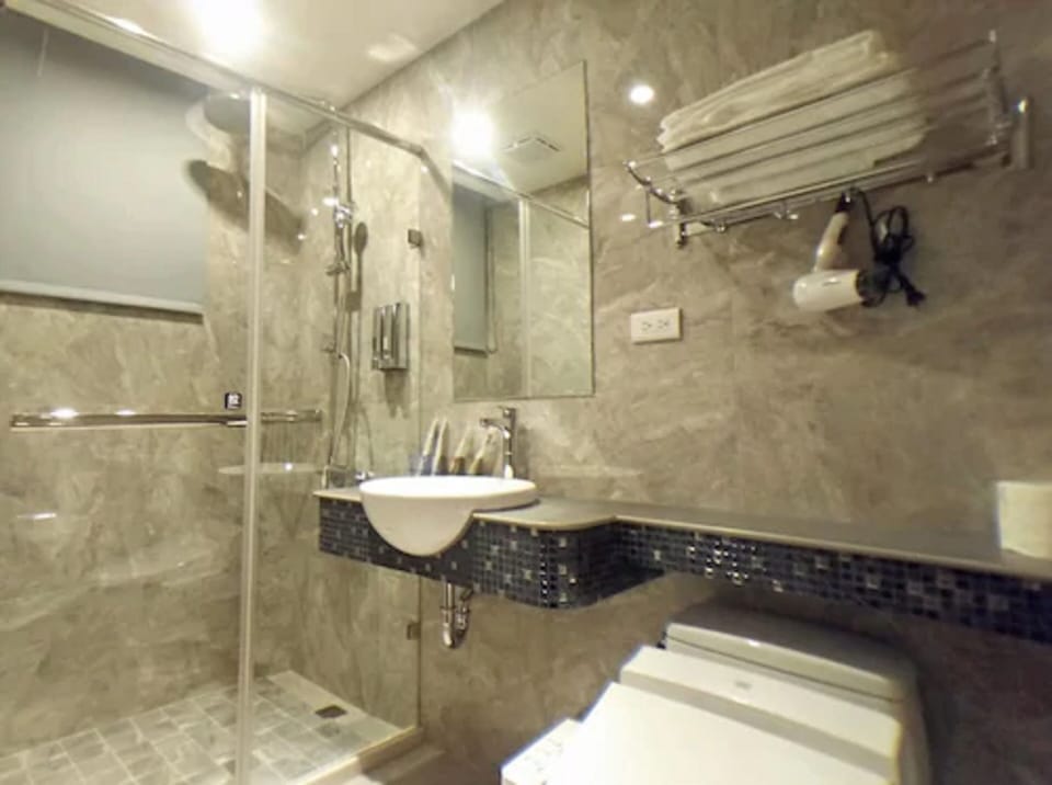 Triple Room | Bathroom | Shower, rainfall showerhead, free toiletries, hair dryer