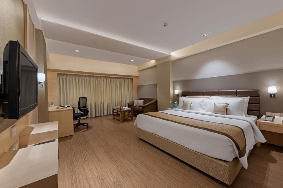 Minibar, in-room safe, desk, iron/ironing board
