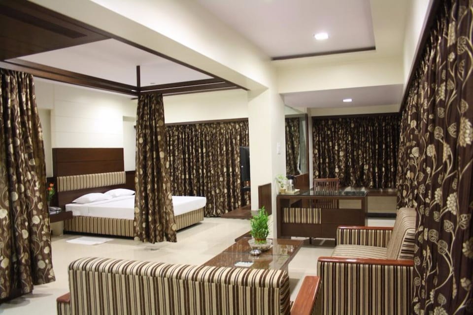 Minibar, in-room safe, desk, iron/ironing board