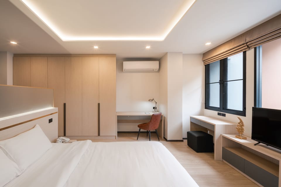 Exclusive King Room | In-room safe, desk, laptop workspace, blackout drapes