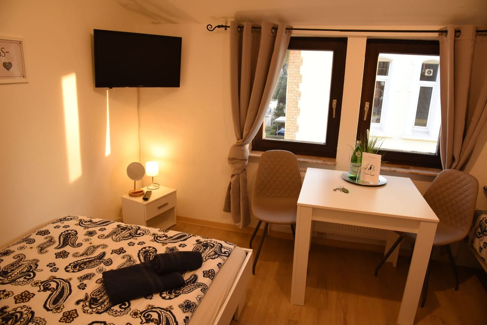 Triple Room (Grimm) | Desk, free WiFi, bed sheets