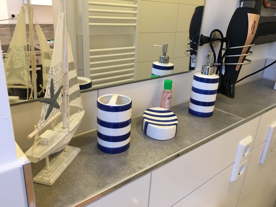 Shower, free toiletries, towels