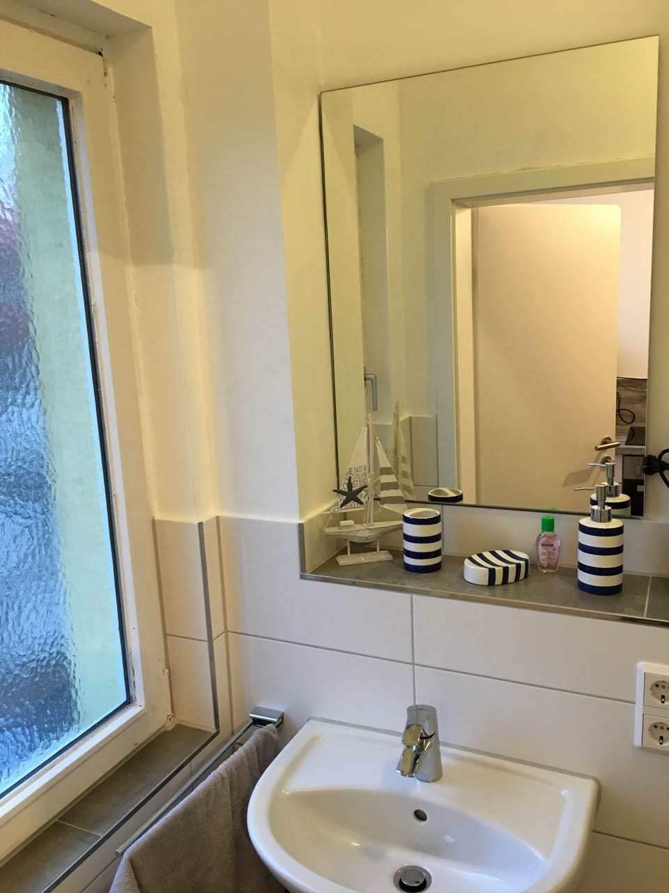 Shower, free toiletries, towels