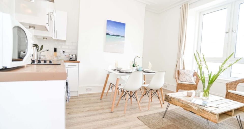 Business Apartment, 2 Bedrooms, Non Smoking | In-room dining
