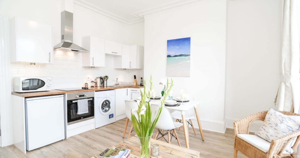 Business Apartment, 2 Bedrooms, Non Smoking | Private kitchen | Fridge, microwave, oven, stovetop
