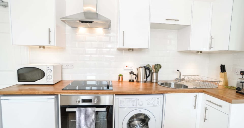 Business Apartment, 2 Bedrooms, Non Smoking | Private kitchen | Fridge, microwave, oven, stovetop