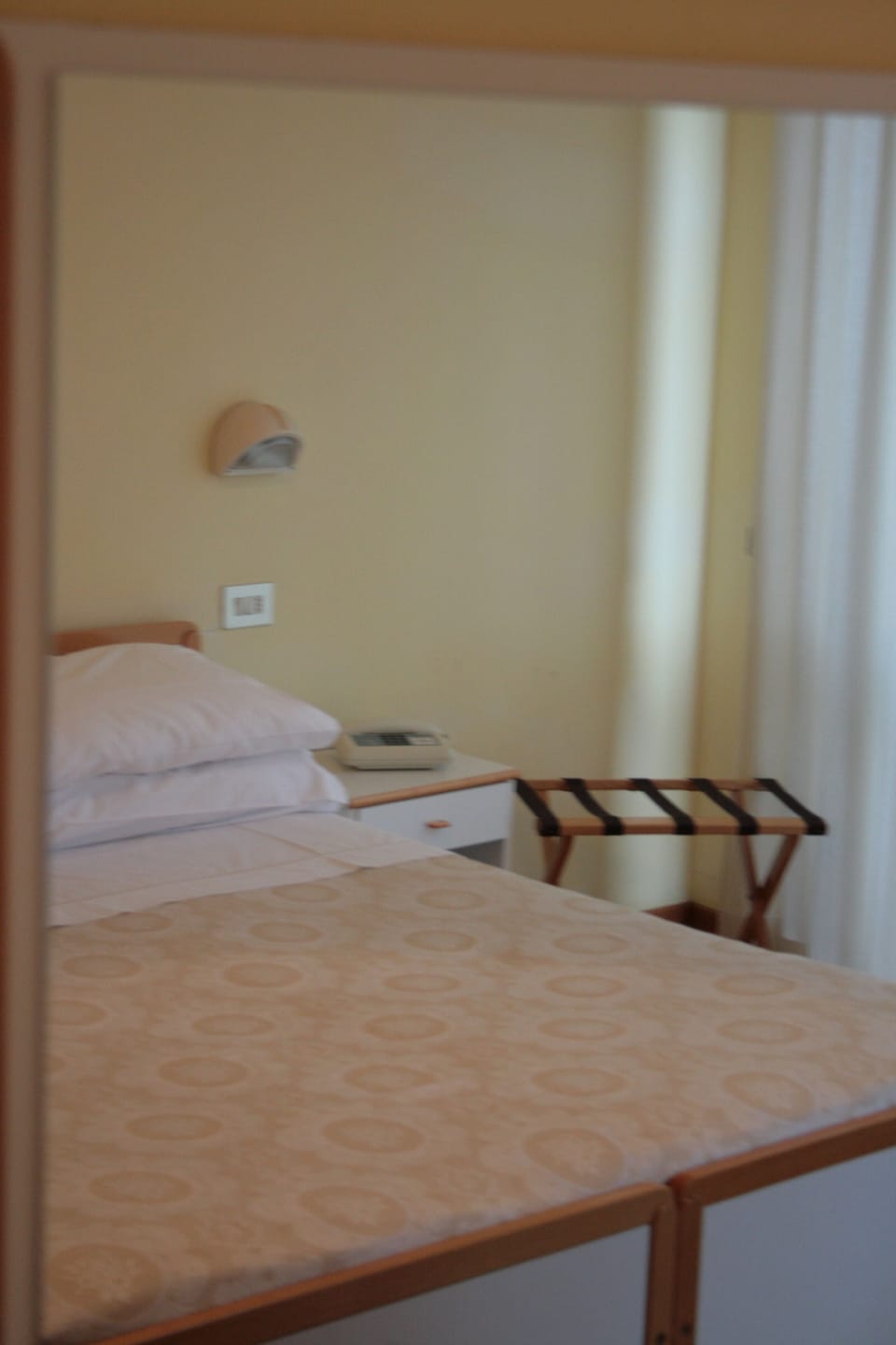 Triple Room | Desk, WiFi (free), bed sheets