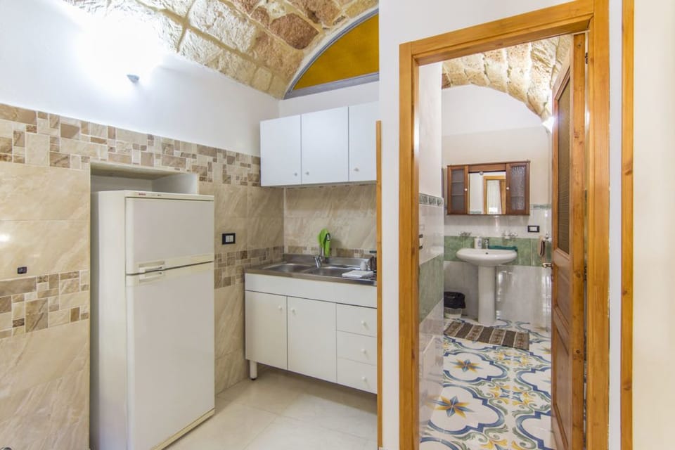 Double Room | Private kitchenette | Stovetop, cookware/dishes/utensils